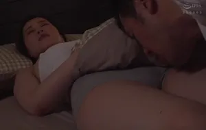 3 ngày ông xã đi công chuyện, cô vợ ở nhà nữa đêm bị bố chồng yêu mò vào phòng