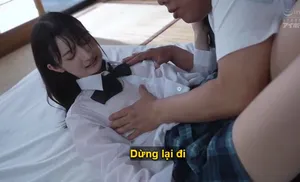 Bố dượng không còn kiềm được trước con nhỏ trong bộ đồng phục bị ướt mưa