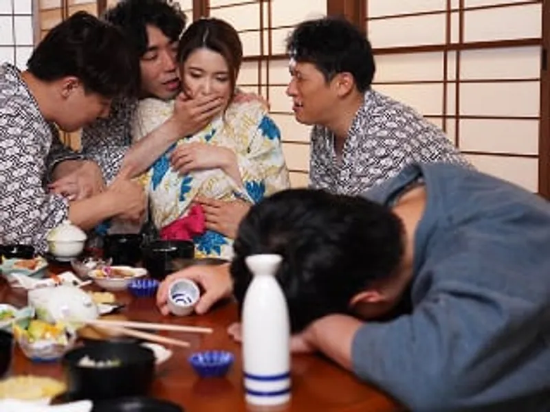 đưa vợ yêu đi suối nước nóng, chồng yêu không biết người vợ bị người khác làm tình sấp mặt