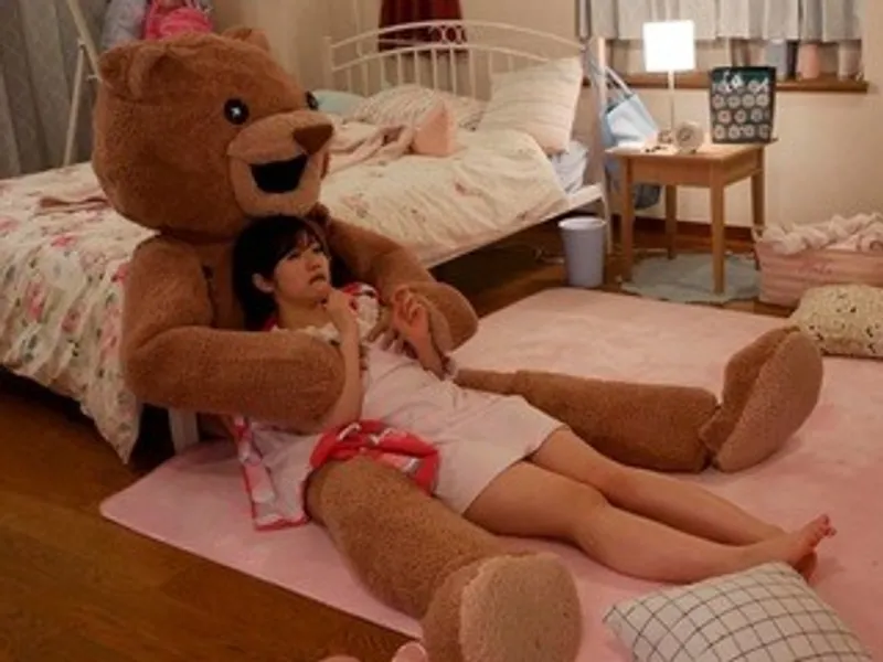 Chú cô bạn gái nhồi bông và em nữ học sinh ngây thơ