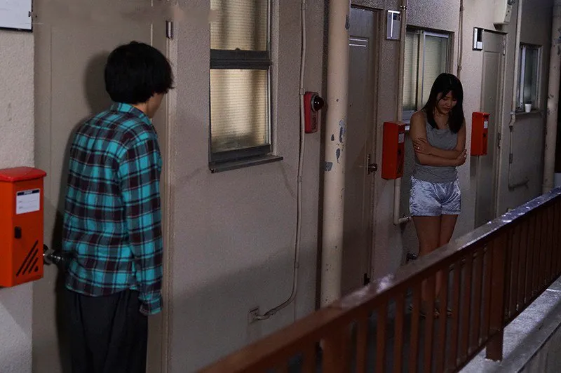 Bí mật cắm sừng với cô nàng nhà bên cãi nhau bị anh xã đuổi ra cửa