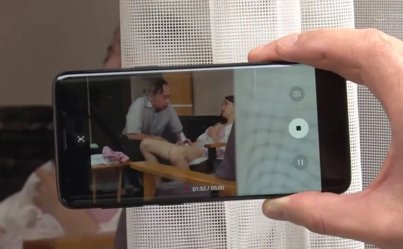 Người tình của con trai gian díu với bố gã chồng bị gã quản lý khu phố phát hiện