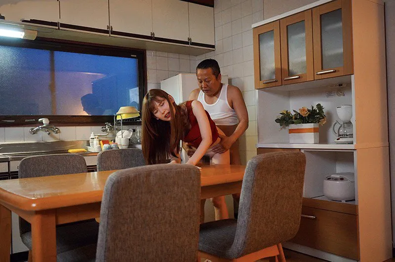 Con gái bị anh xã mới của má chịch mỗi ngày, cho dù đã có người yêu