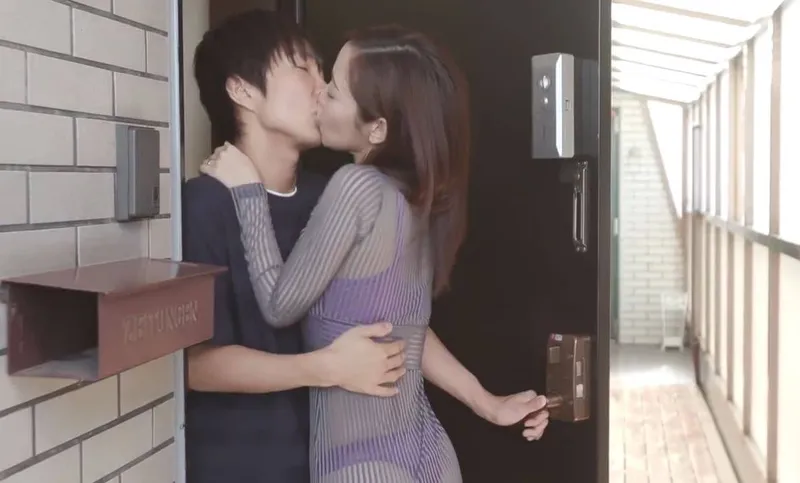 Em hotgirl cạnh nhà với chiếc quần lót lọt khe và cậu nhóc cạnh nhà may mắn