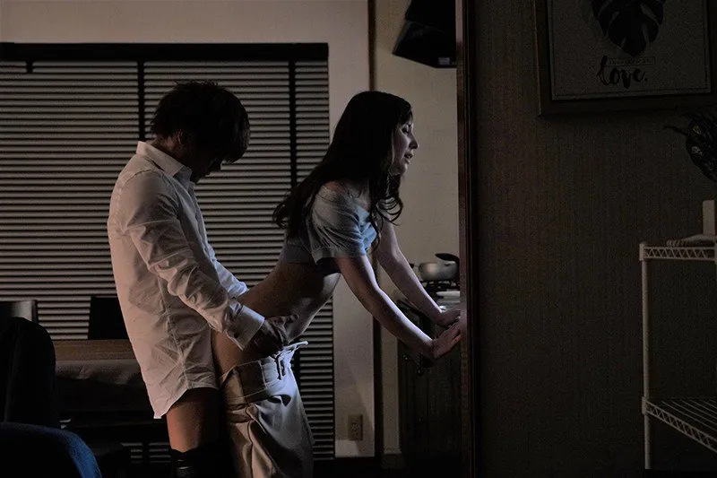 Tiền bối đi bàn việc làm ăn, cậu nhân viên đến nhà làm tình người vợ ông ấy