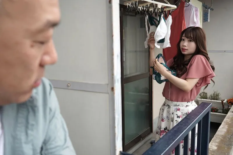 Gã nhà kề bên chuyên soi mói và cặp bà xã anh xã thường xuyên rên la quá to