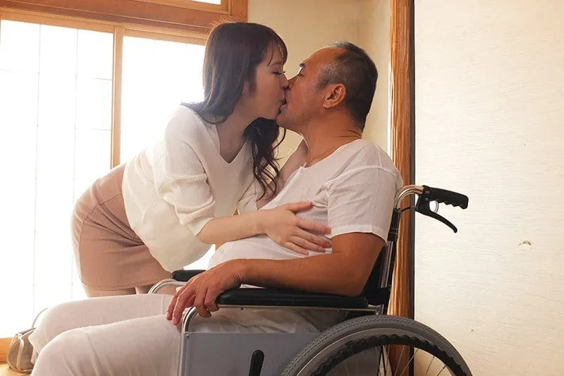 Người yêu của con trai hiếu thảo chăm sóc bố chồng yêu tàn tật